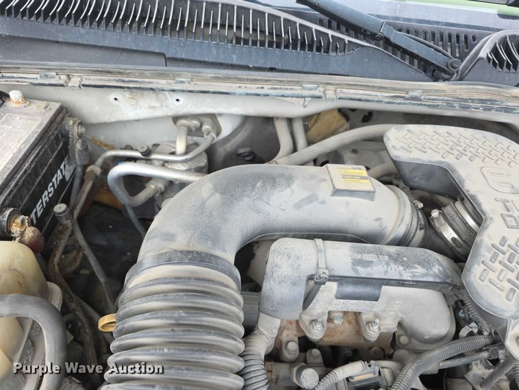 image for item FH6086 2004 Chevrolet Silverado 3500  flatbed pickup truck