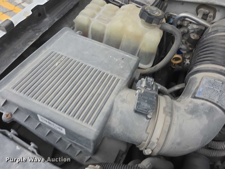 image for item FH6086 2004 Chevrolet Silverado 3500  flatbed pickup truck