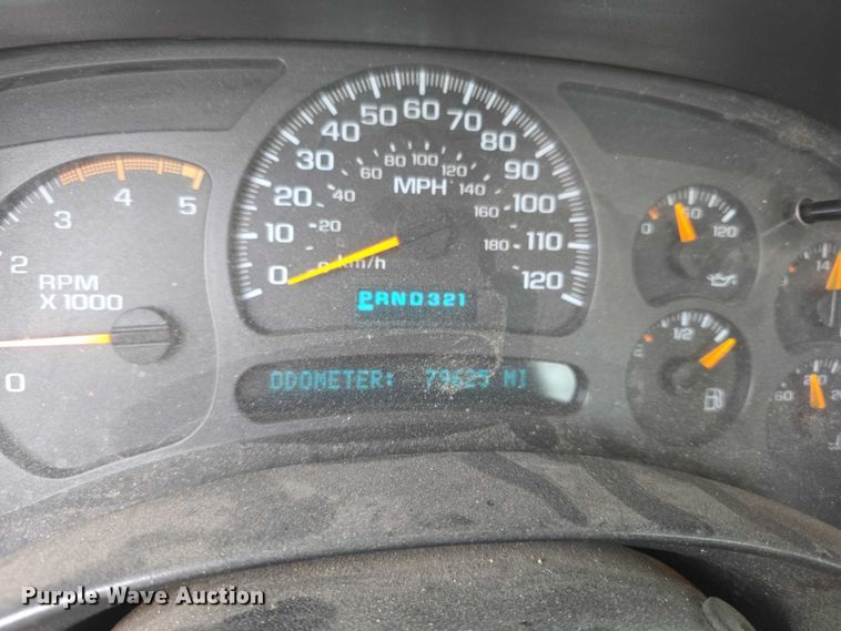 image for item FH6086 2004 Chevrolet Silverado 3500  flatbed pickup truck