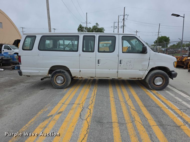 image for item FH6089 2004 Ford E350 van