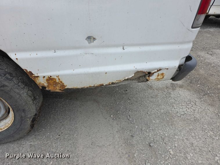 image for item FH6089 2004 Ford E350 van