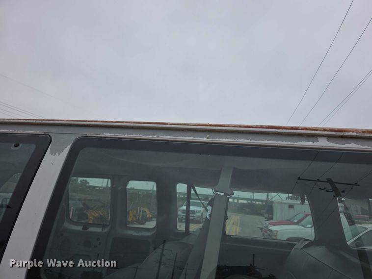 image for item FH6089 2004 Ford E350 van
