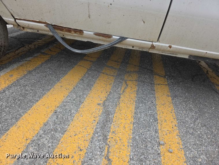image for item FH6089 2004 Ford E350 van