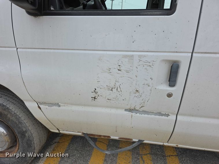 image for item FH6089 2004 Ford E350 van