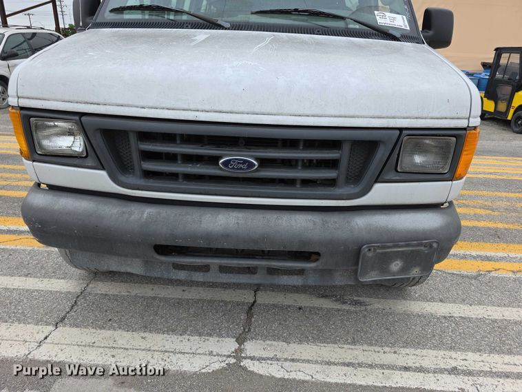 image for item FH6089 2004 Ford E350 van