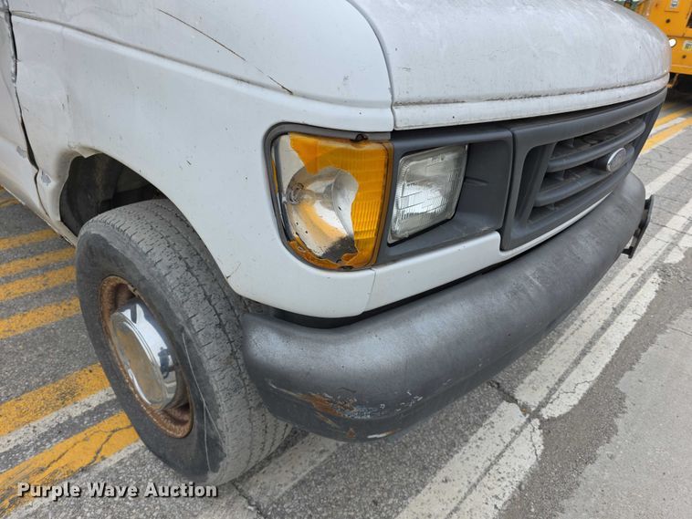 image for item FH6089 2004 Ford E350 van