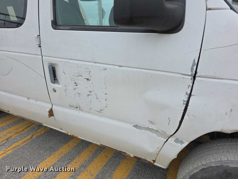 image for item FH6089 2004 Ford E350 van