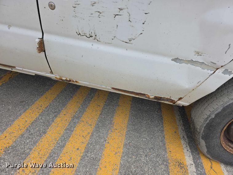 image for item FH6089 2004 Ford E350 van