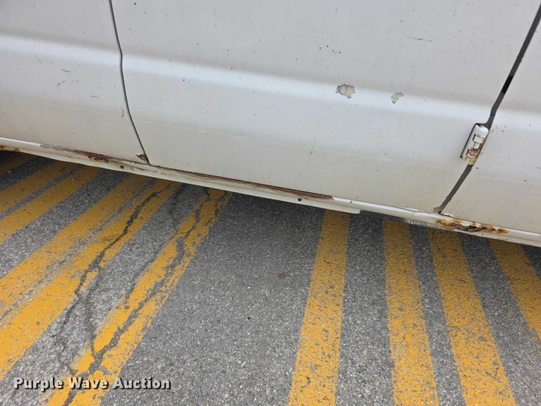 image for item FH6089 2004 Ford E350 van