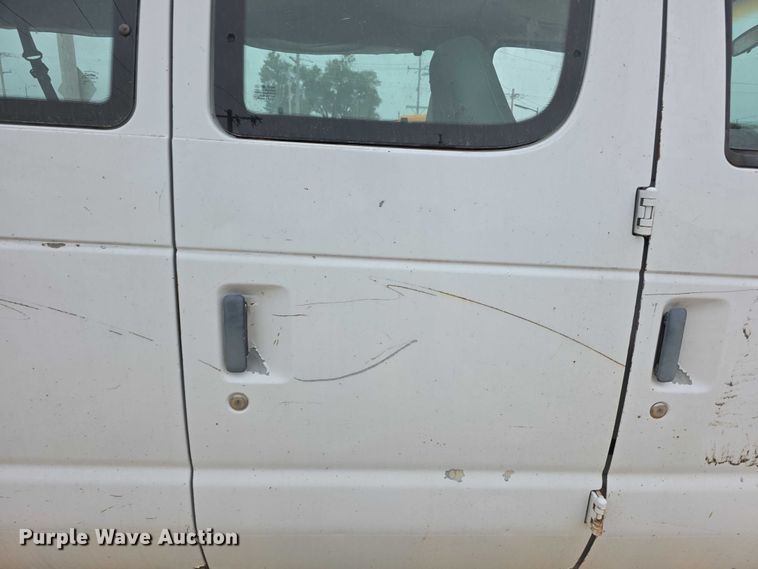 image for item FH6089 2004 Ford E350 van