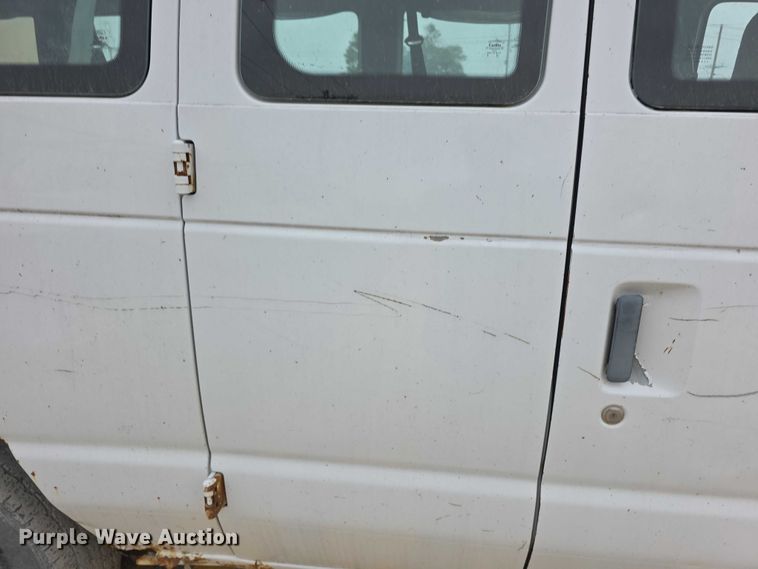 image for item FH6089 2004 Ford E350 van