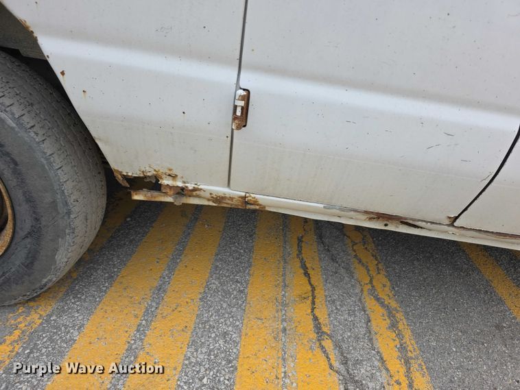 image for item FH6089 2004 Ford E350 van
