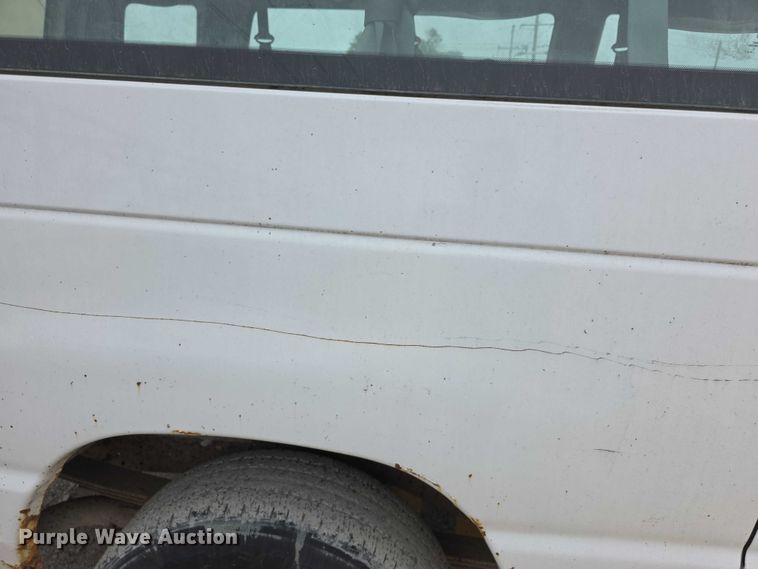 image for item FH6089 2004 Ford E350 van