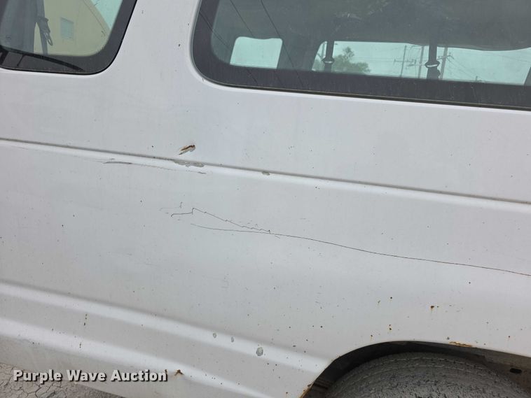 image for item FH6089 2004 Ford E350 van
