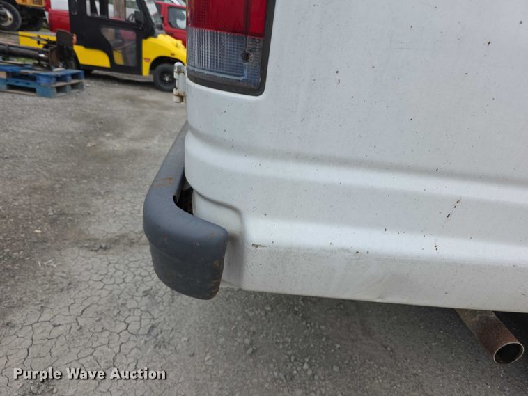 image for item FH6089 2004 Ford E350 van