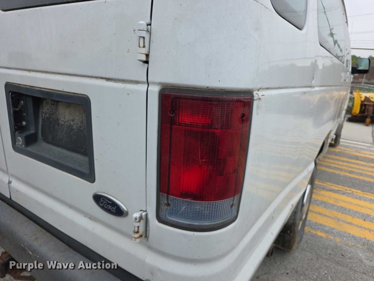 image for item FH6089 2004 Ford E350 van