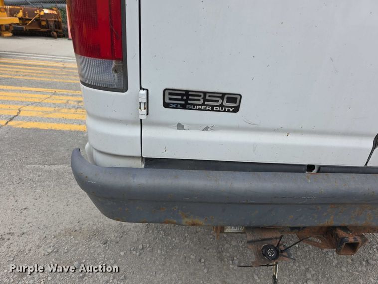 image for item FH6089 2004 Ford E350 van