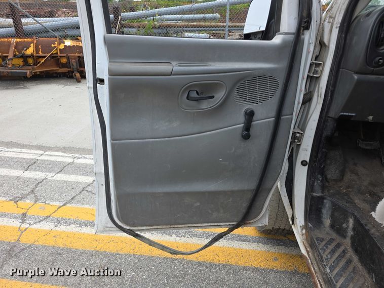 image for item FH6089 2004 Ford E350 van