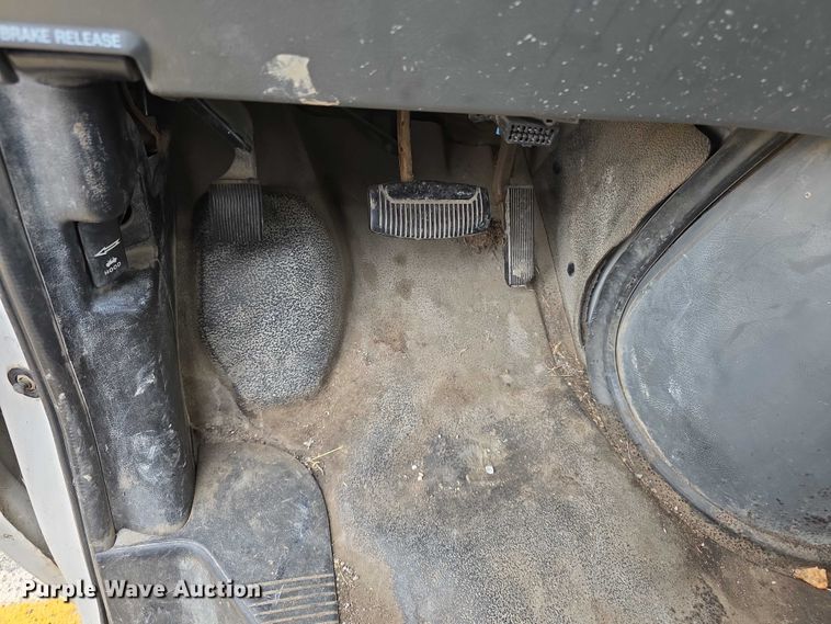 image for item FH6089 2004 Ford E350 van