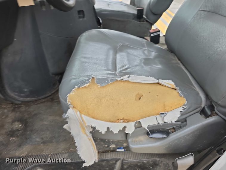 image for item FH6089 2004 Ford E350 van
