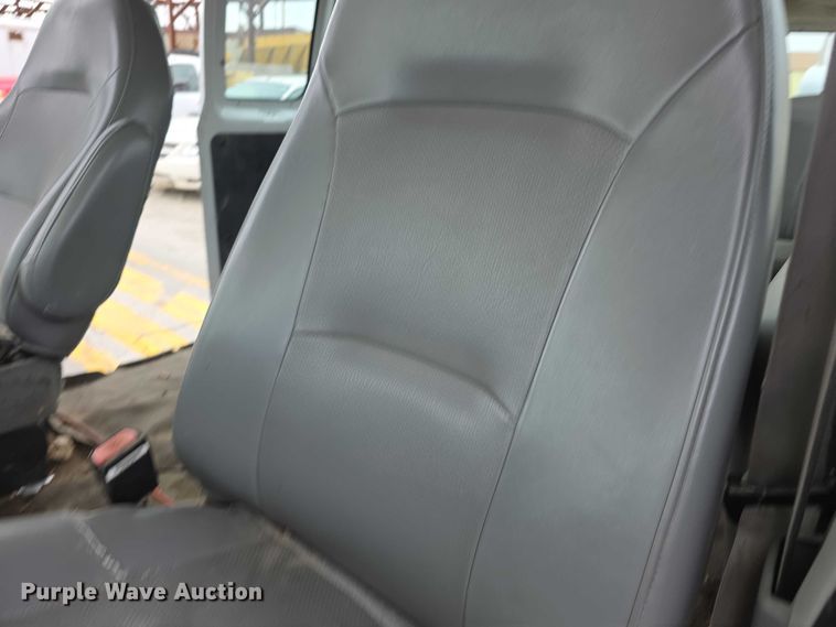 image for item FH6089 2004 Ford E350 van