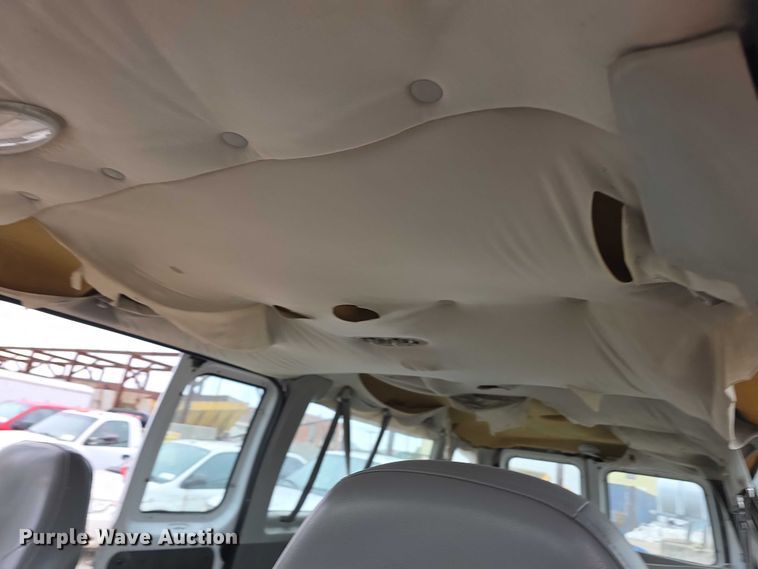 image for item FH6089 2004 Ford E350 van