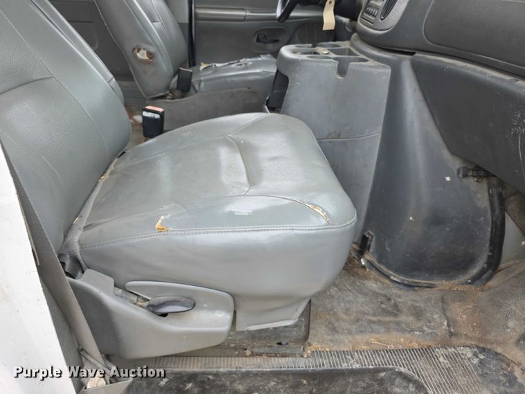 image for item FH6089 2004 Ford E350 van