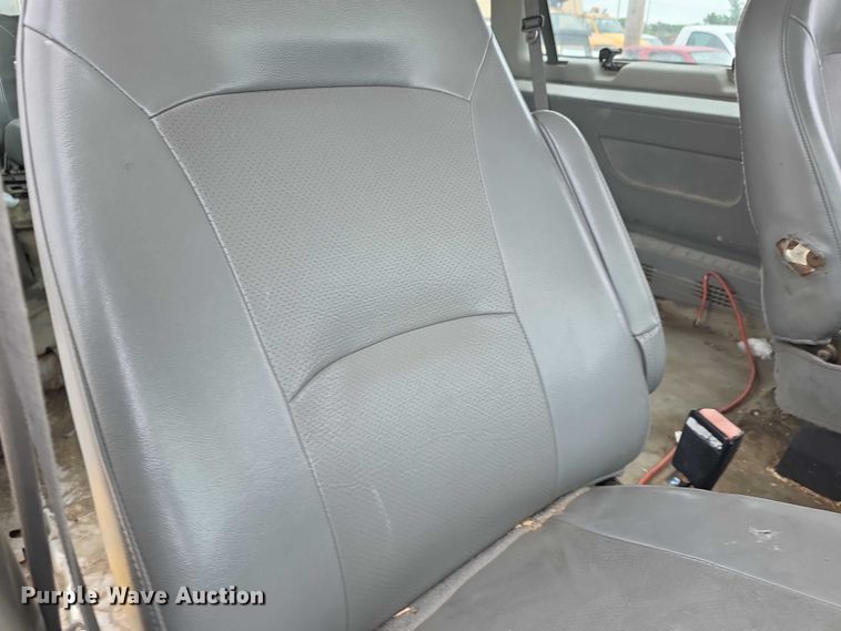 image for item FH6089 2004 Ford E350 van