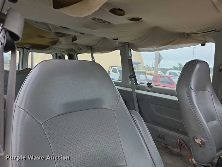 image for item FH6089 2004 Ford E350 van