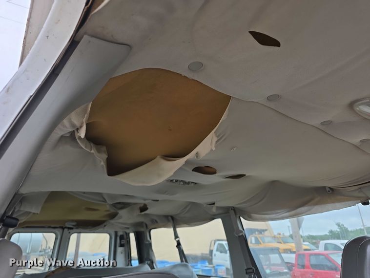 image for item FH6089 2004 Ford E350 van