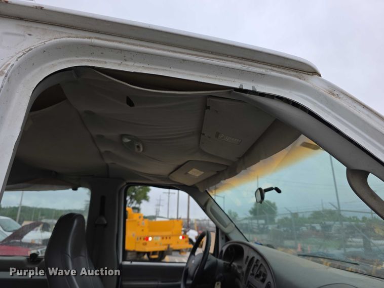 image for item FH6089 2004 Ford E350 van