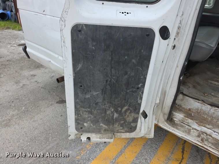 image for item FH6089 2004 Ford E350 van