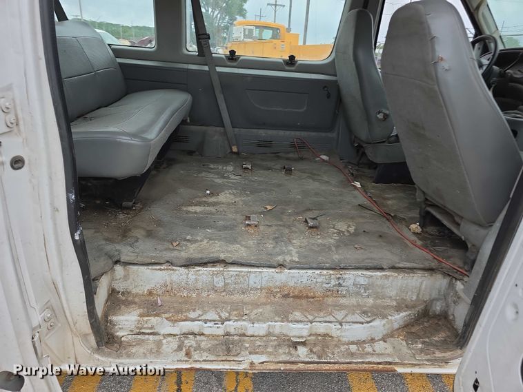 image for item FH6089 2004 Ford E350 van
