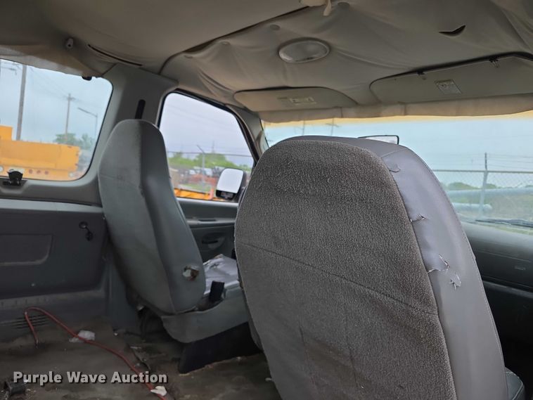 image for item FH6089 2004 Ford E350 van