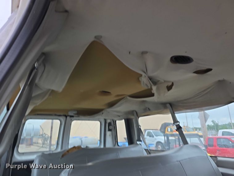 image for item FH6089 2004 Ford E350 van