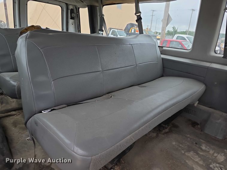 image for item FH6089 2004 Ford E350 van