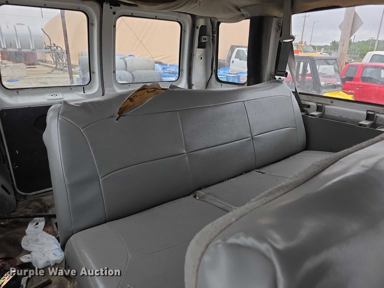 image for item FH6089 2004 Ford E350 van