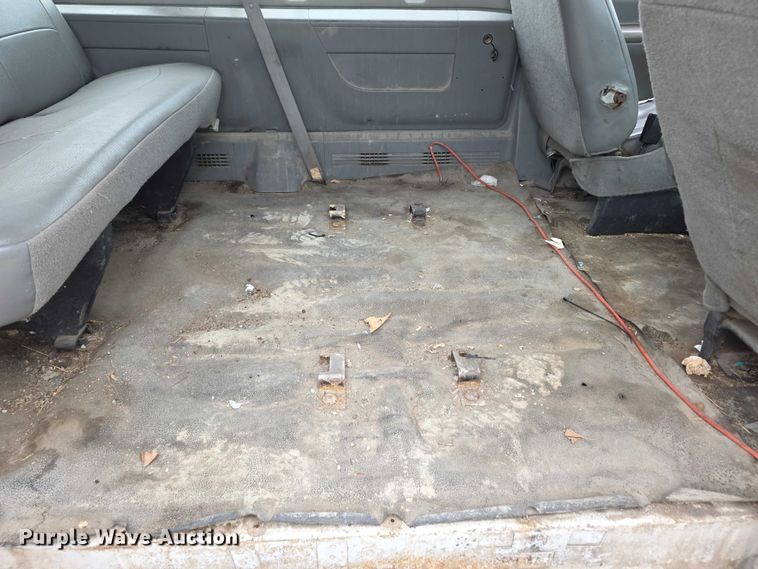 image for item FH6089 2004 Ford E350 van