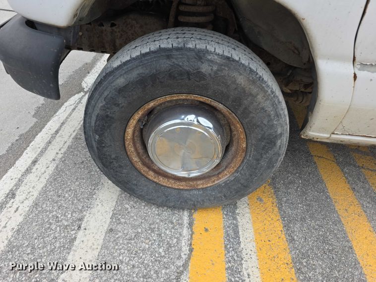 image for item FH6089 2004 Ford E350 van
