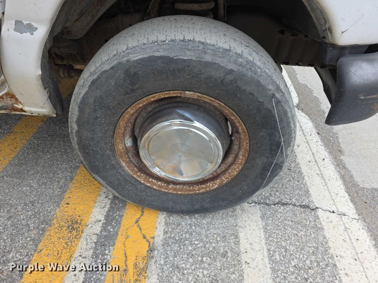 image for item FH6089 2004 Ford E350 van