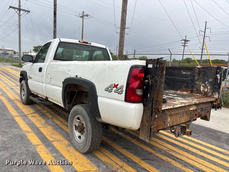 image for item FH6091 2004 Chevrolet Silverado 2500HD pickup truck