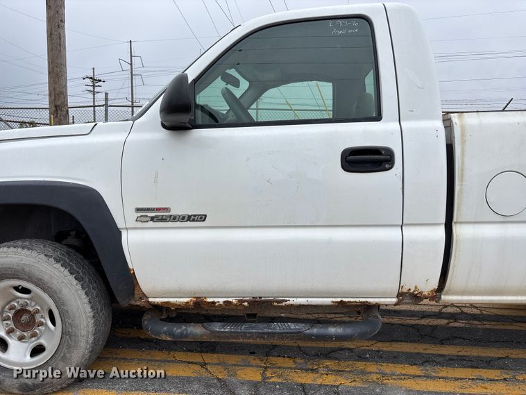 image for item FH6091 2004 Chevrolet Silverado 2500HD pickup truck