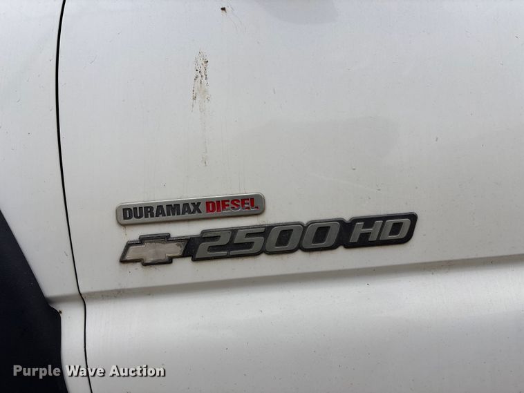 image for item FH6091 2004 Chevrolet Silverado 2500HD pickup truck