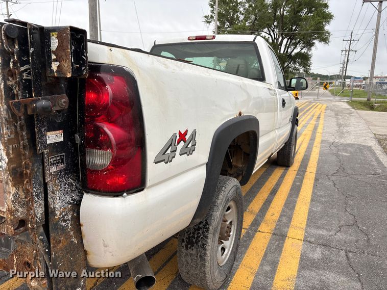 image for item FH6091 2004 Chevrolet Silverado 2500HD pickup truck