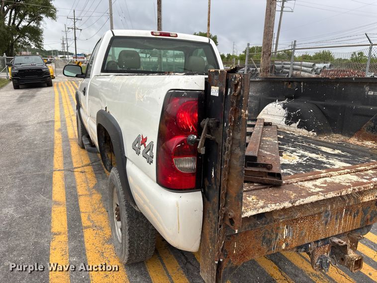 image for item FH6091 2004 Chevrolet Silverado 2500HD pickup truck