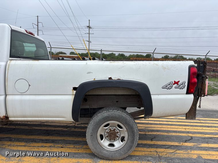 image for item FH6091 2004 Chevrolet Silverado 2500HD pickup truck