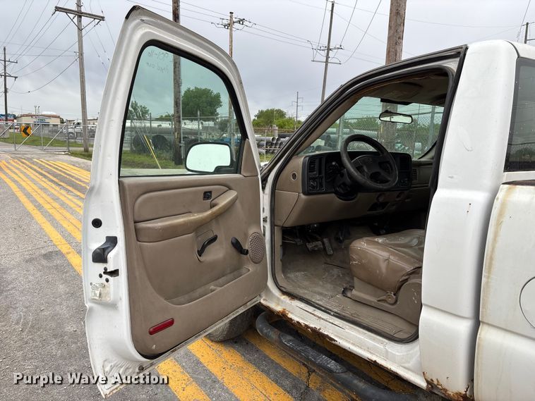 image for item FH6091 2004 Chevrolet Silverado 2500HD pickup truck