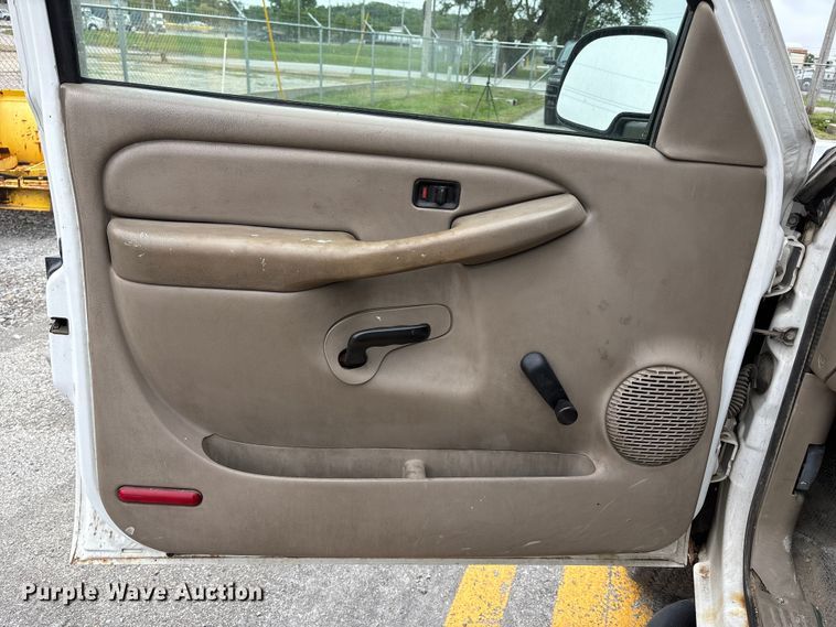 image for item FH6091 2004 Chevrolet Silverado 2500HD pickup truck