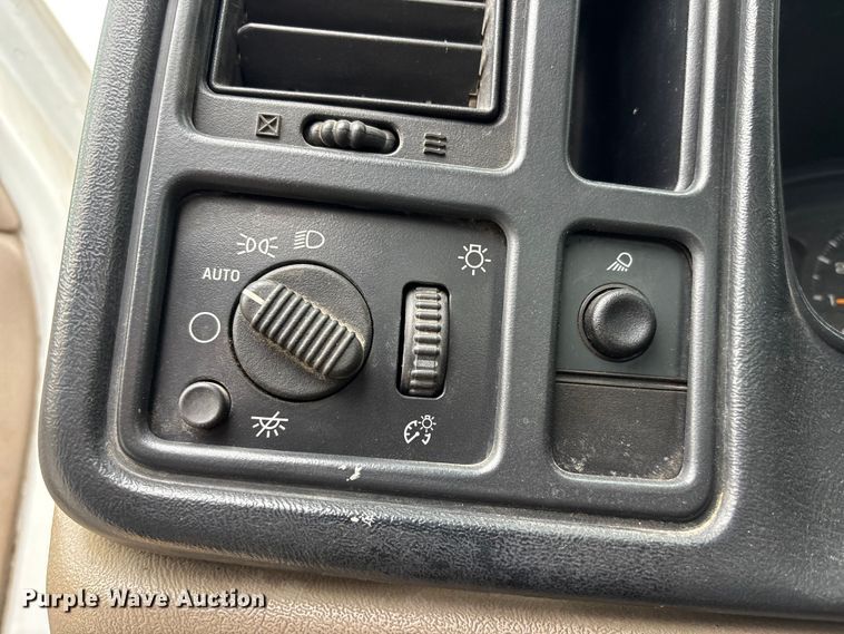 image for item FH6091 2004 Chevrolet Silverado 2500HD pickup truck