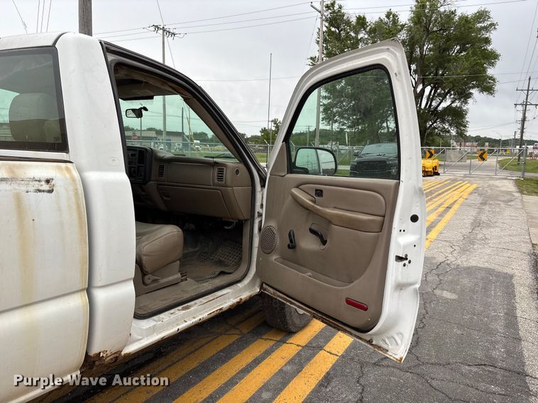 image for item FH6091 2004 Chevrolet Silverado 2500HD pickup truck